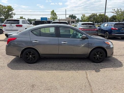 Used 2019 Nissan Versa SV FWD image 4