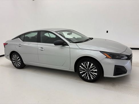 Used 2025 Nissan Altima 2.5 SV FWD image 1