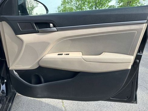 Used 2017 Hyundai Elantra SE image 12