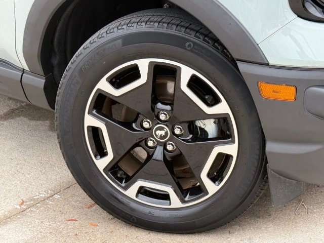 Used 2023 Ford Bronco Sport Outer Banks w/ Tech Package AWD/4WD image 2