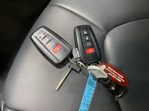 Used 2023 Toyota Highlander XLE AWD/4WD image 39