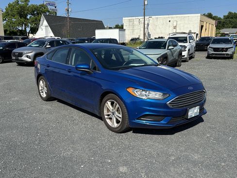 Used 2018 Ford Fusion SE w/ Fusion SE Technology Package FWD image 2