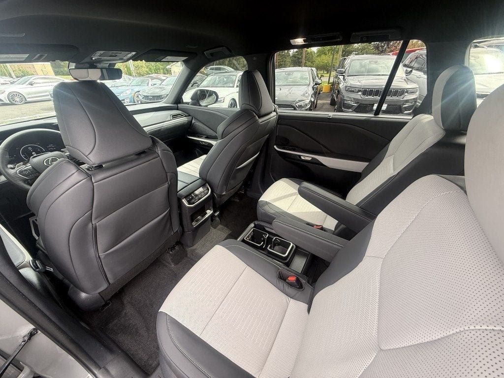 Used 2026 Lexus TX 500h AWD w/ Technology Package image 24