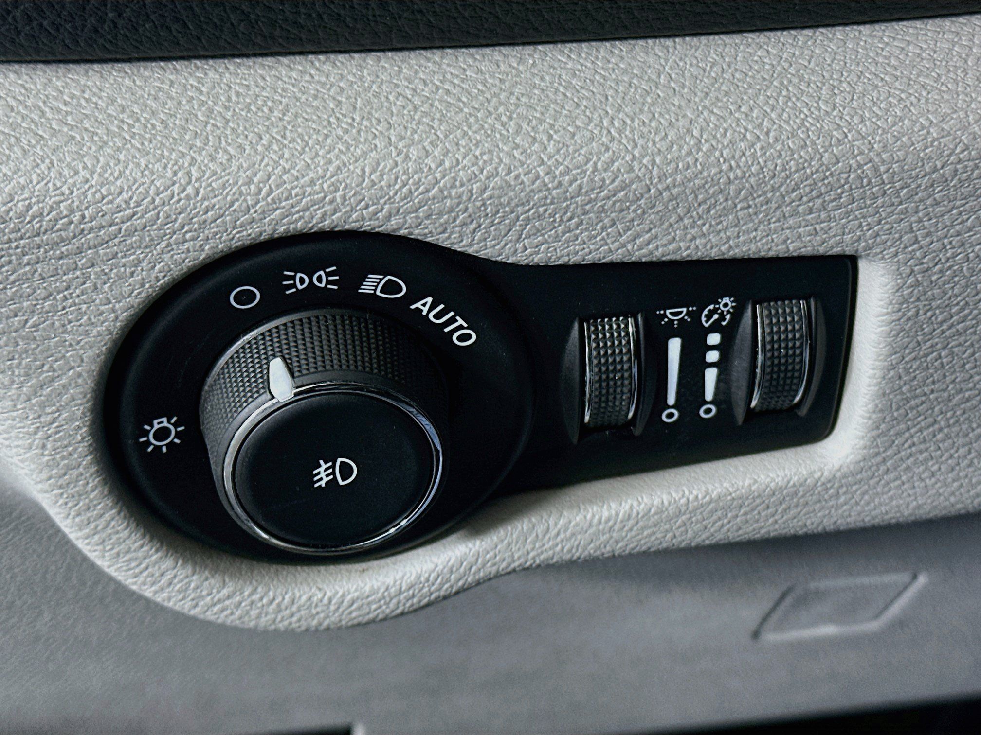 Used 2024 Chrysler Pacifica Limited FWD image 17