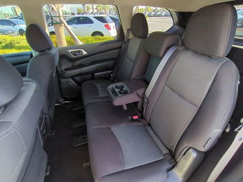 Used 2019 Nissan Pathfinder S image 14