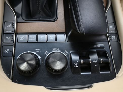 Used 2019 Lexus LX 570 4WD image 17