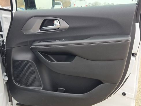 New 2026 Chrysler Voyager LX image 8