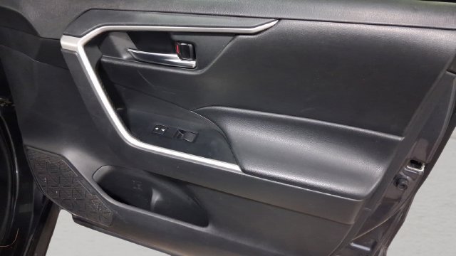 Used 2020 Toyota RAV4 XLE w/ Convenience Package FWD image 16