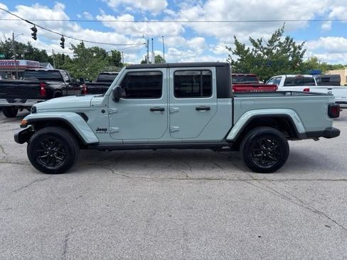 Used 2023 Jeep Gladiator Sport AWD/4WD image 4
