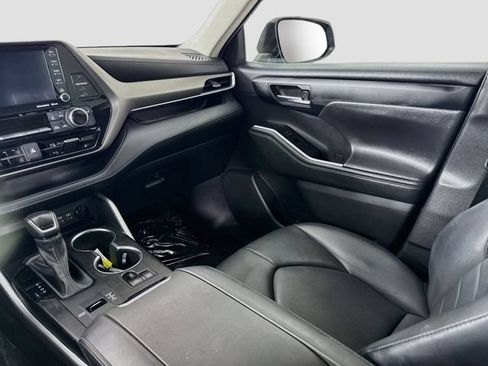 Used 2022 Toyota Highlander XLE FWD image 23
