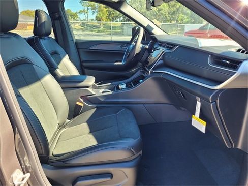 Used 2025 Jeep Grand Cherokee Altitude image 16