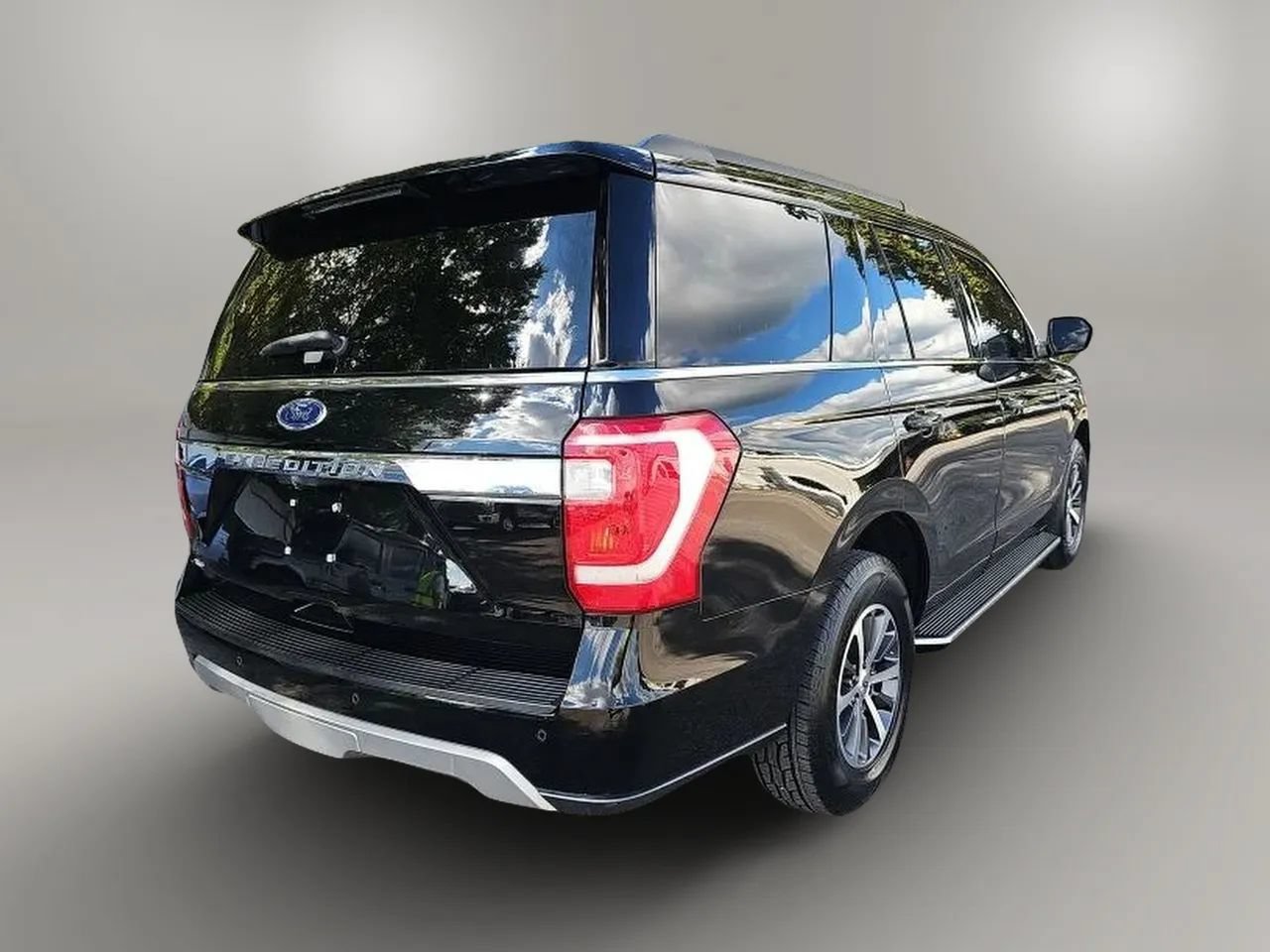 Used 2018 Ford Expedition XLT w/ Equipment Group 202A RWD image 3