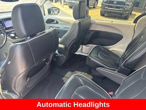 Used 2023 Chrysler Pacifica Limited FWD image 16