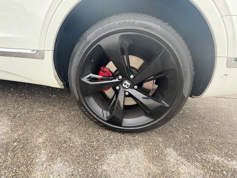 Used 2019 Bentley Bentayga V8 image 13