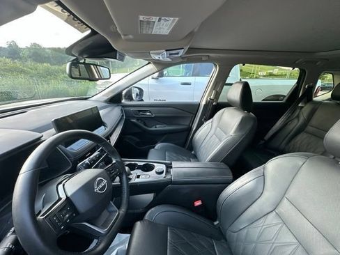 Used 2025 Nissan Rogue Platinum w/ Platinum Premium Package AWD/4WD image 18
