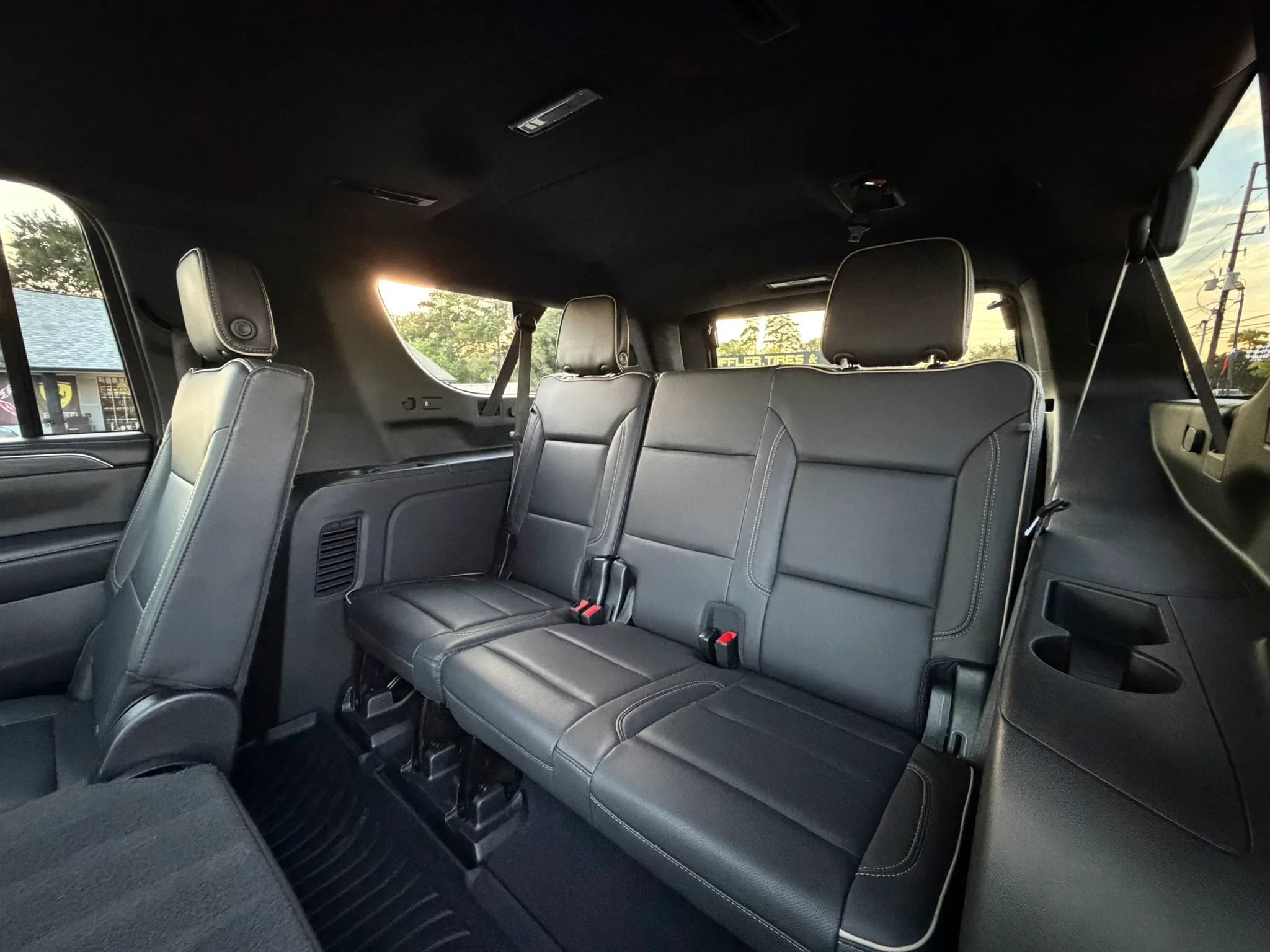Used 2023 GMC Yukon XL SLT AWD/4WD image 25