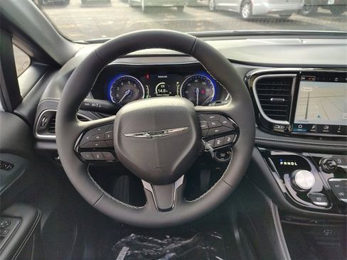 New 2026 Chrysler Pacifica Limited w/ Uconnect Theater Family Group image 16