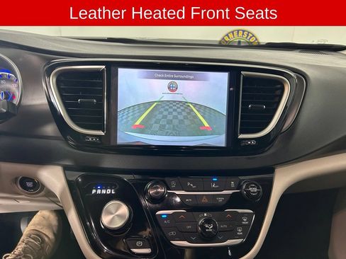 Used 2024 Chrysler Pacifica Touring-L FWD image 4