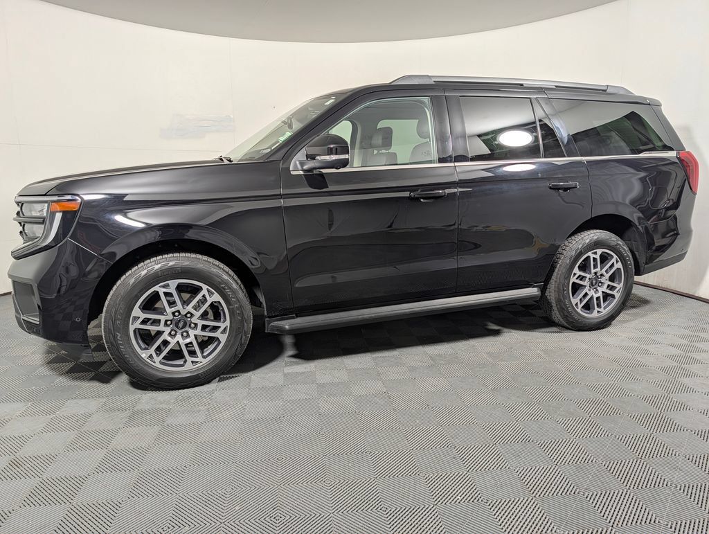 Certified 2025 Ford Expedition Active AWD/4WD image 5