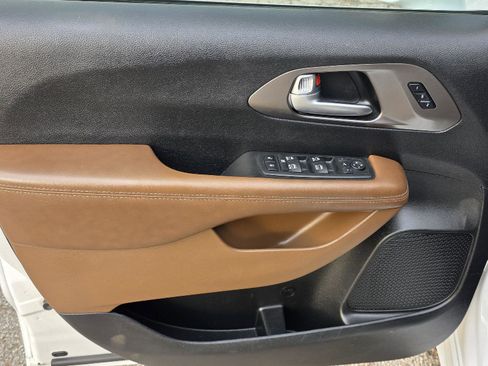 Used 2019 Chrysler Pacifica Limited w/ Advanced Safetytec Group image 37