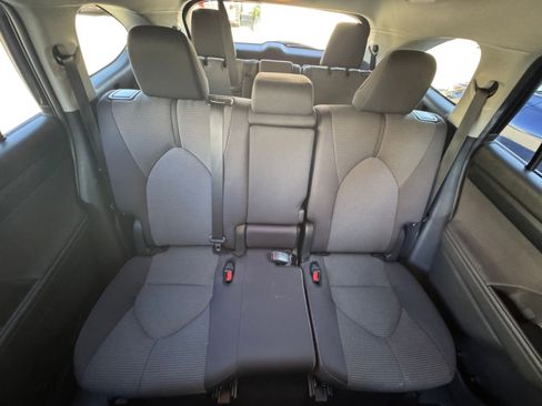 Used 2025 Toyota Highlander LE image 40