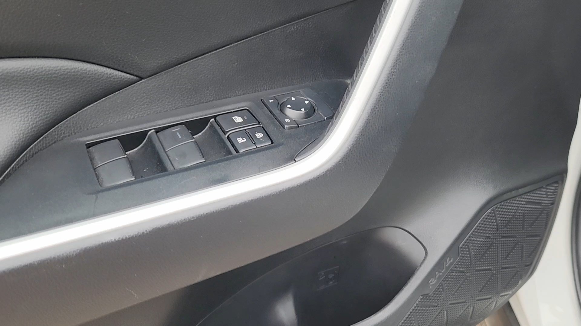 Used 2025 Toyota RAV4 LE AWD/4WD image 27