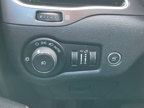 Used 2019 Jeep Cherokee Limited image 27