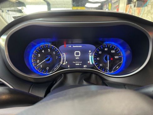 Used 2024 Chrysler Pacifica Touring-L FWD image 17