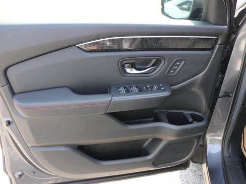 Used 2025 Honda Pilot Black Edition image 17