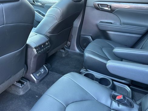 New 2026 Toyota Highlander Platinum AWD/4WD image 11
