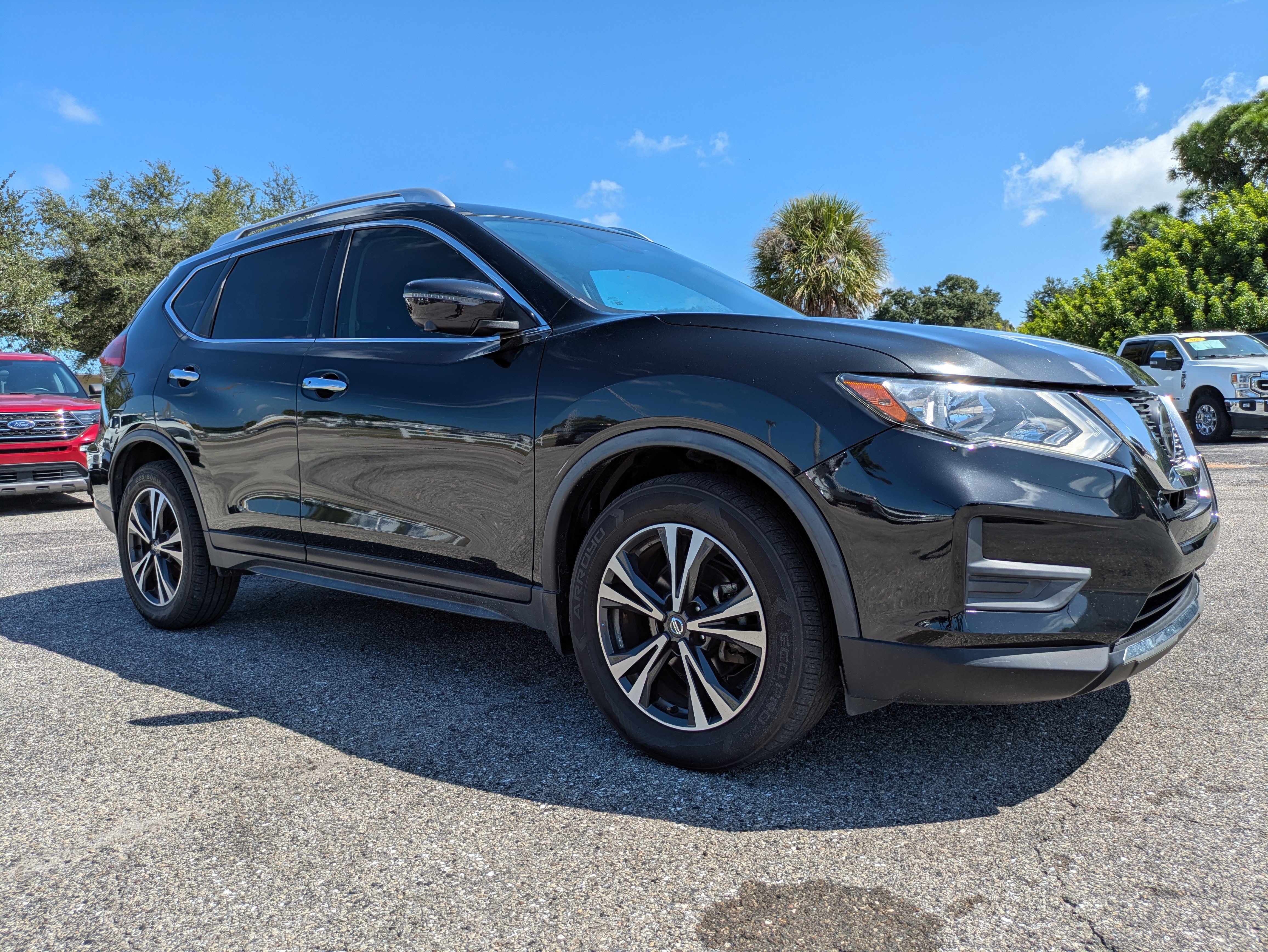 Used 2019 Nissan Rogue SV w/ Premium Package FWD image 2