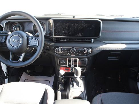 Used 2025 Jeep Wrangler Unlimited Rubicon w/ Technology Group image 16