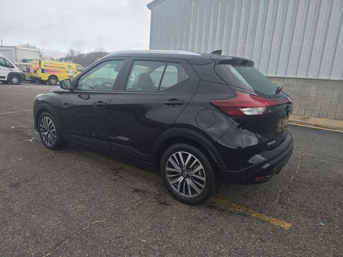 Used 2021 Nissan Kicks SV image 3