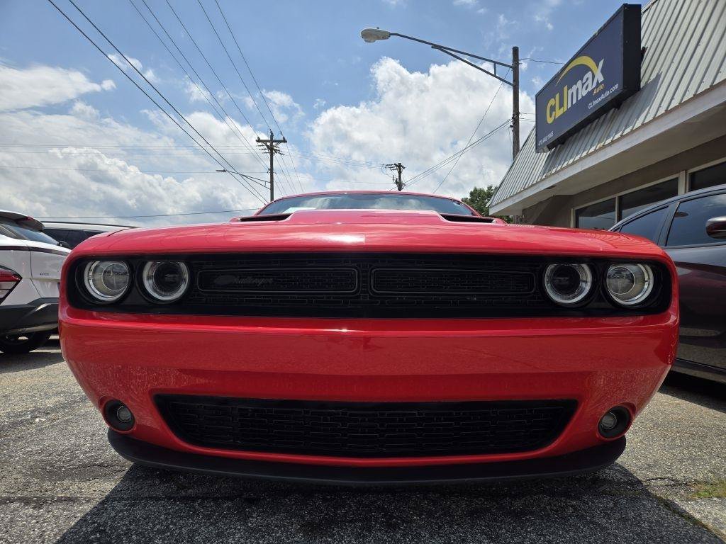Used 2020 Dodge Challenger SXT w/ Blacktop Package RWD image 3