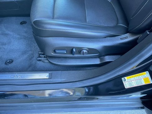 Used 2023 GMC Acadia SLT image 22