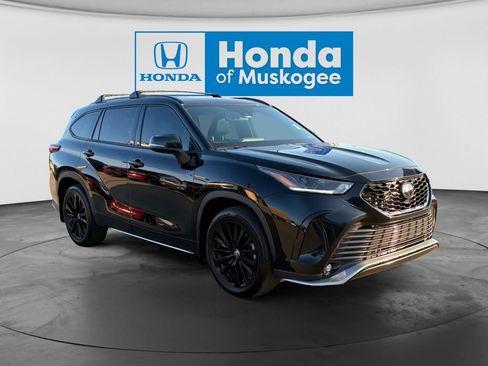 Used 2023 Toyota Highlander XSE FWD image 3