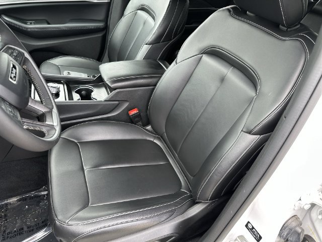 Used 2024 Jeep Grand Cherokee Limited AWD/4WD image 16