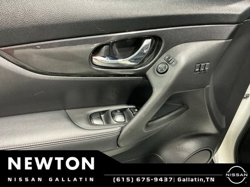 Used 2018 Nissan Rogue SV w/ Premium Package FWD image 33