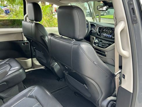Used 2022 Chrysler Pacifica Touring-L image 40