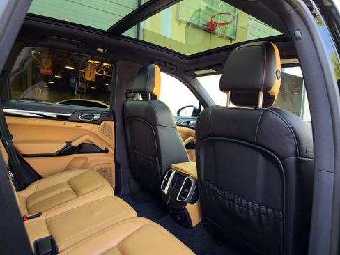 Used 2018 Porsche Cayenne S w/ Premium Package image 31