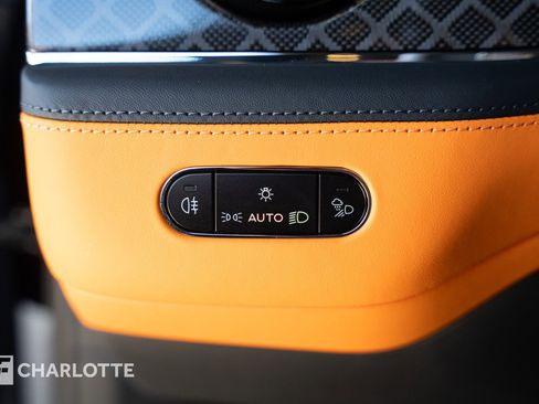 Used 2025 Bentley Bentayga image 26