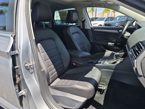 Used 2022 Volkswagen Jetta SE w/ Panoramic Sunroof Package FWD image 32