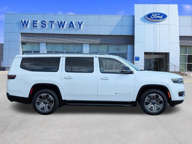 Used 2024 Jeep Wagoneer L Series II RWD image 2