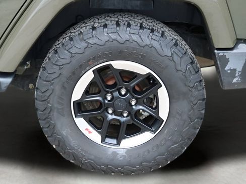 Used 2015 Jeep Wrangler Unlimited Sahara w/ Max Tow Package AWD/4WD image 9