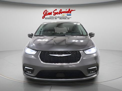 Used 2023 Chrysler Pacifica Touring-L FWD image 3