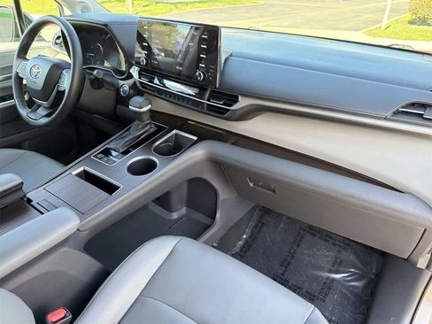 Used 2022 Toyota Sienna XLE w/ XLE Plus Package image 40