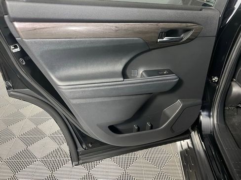 Used 2024 Toyota Highlander Platinum image 24