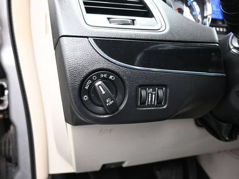 Used 2014 Chrysler Town & Country Touring-L FWD image 20