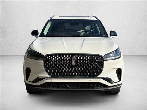 Used 2025 Lincoln Aviator AWD image 2