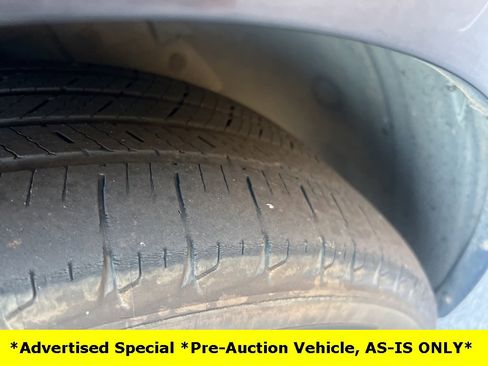 Used 2015 Chrysler Town & Country Touring image 3